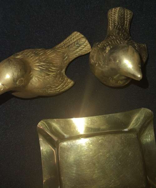 A VINTAGE JOBLOT BRASS HOUSE HOLD DECORATIVE PIECES SOLD AS IS