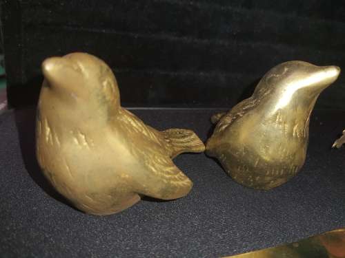 A VINTAGE JOBLOT BRASS HOUSE HOLD DECORATIVE PIECES SOLD AS IS