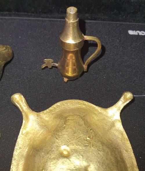 A VINTAGE JOBLOT BRASS HOUSE HOLD DECORATIVE PIECES SOLD AS IS