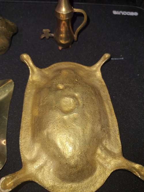 A VINTAGE JOBLOT BRASS HOUSE HOLD DECORATIVE PIECES SOLD AS IS