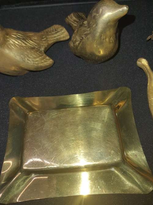 A VINTAGE JOBLOT BRASS HOUSE HOLD DECORATIVE PIECES SOLD AS IS