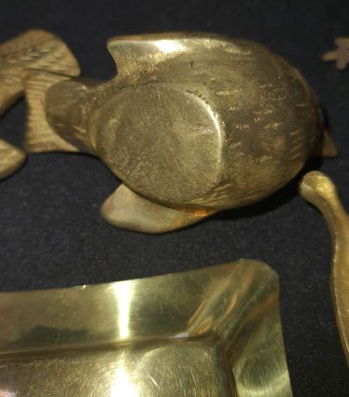 A VINTAGE JOBLOT BRASS HOUSE HOLD DECORATIVE PIECES SOLD AS IS