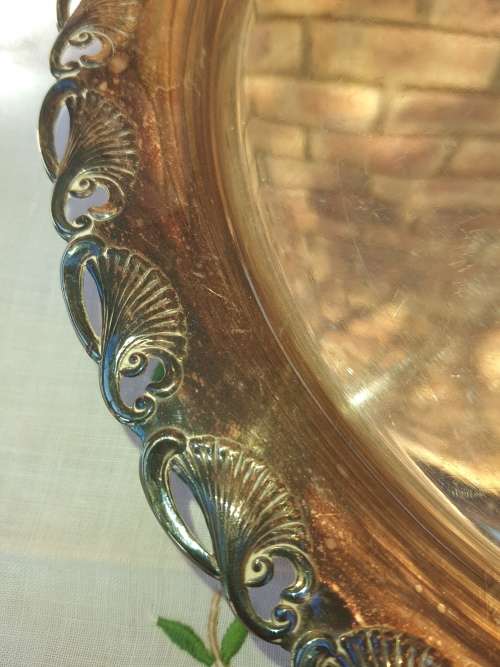 A VINTAGE SILVER PLATE VICTORIAN STYLE SERVING TRAY DIAMETER APPROXIMATELY 32CMS SOLD AS IS