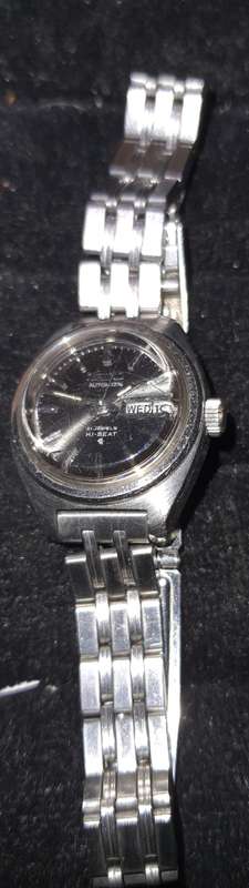 A GENUINE VINTAGE STAINLESS STEEL WOMANS AUTOMATIC SEIKO WRIST WATCH