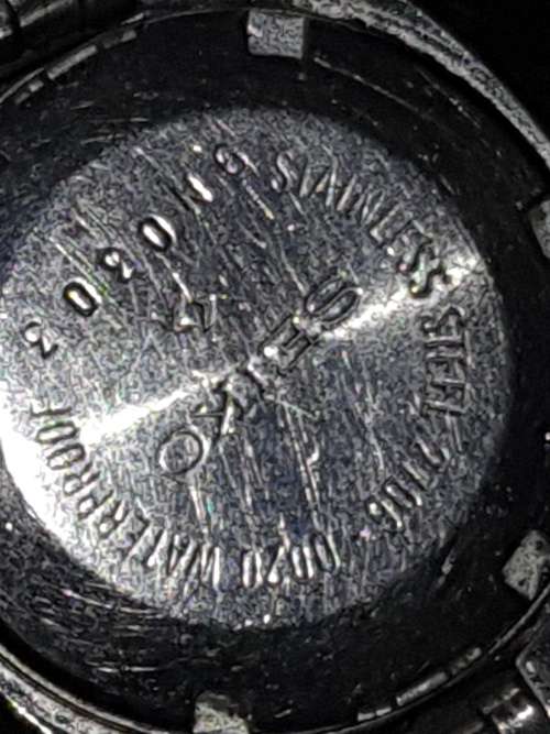 A GENUINE VINTAGE STAINLESS STEEL WOMANS AUTOMATIC SEIKO WRIST WATCH