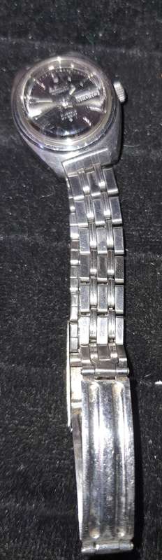A GENUINE VINTAGE STAINLESS STEEL WOMANS AUTOMATIC SEIKO WRIST WATCH