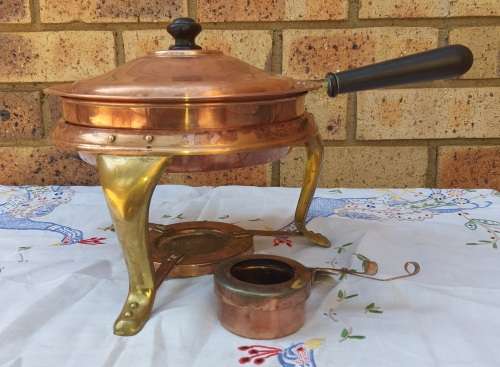AN ANTIQUE COPPER / BRASS COMPLETE BAINMARY IN RELATIVE GOOD CONDITION SOLD AS IS
