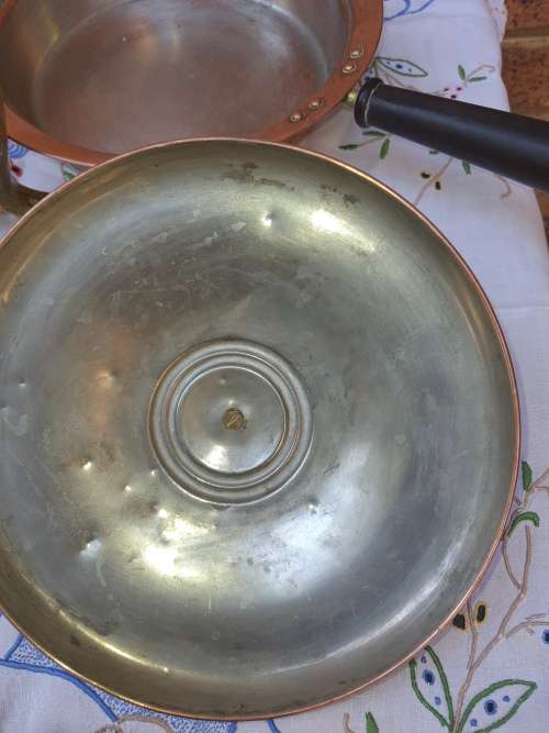 AN ANTIQUE COPPER / BRASS COMPLETE BAINMARY IN RELATIVE GOOD CONDITION SOLD AS IS