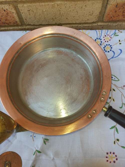AN ANTIQUE COPPER / BRASS COMPLETE BAINMARY IN RELATIVE GOOD CONDITION SOLD AS IS