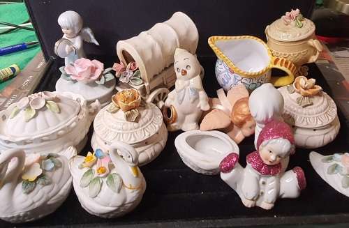 A VINTAGE COLLECTION JOBLOT CERAMIC AND PORCELAN FIGURINES AND ORNAMENTS SOLD AS IS