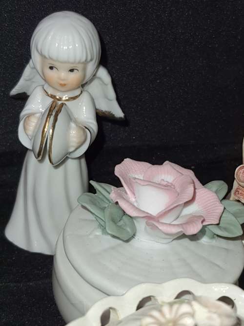 A VINTAGE COLLECTION JOBLOT CERAMIC AND PORCELAN FIGURINES AND ORNAMENTS SOLD AS IS