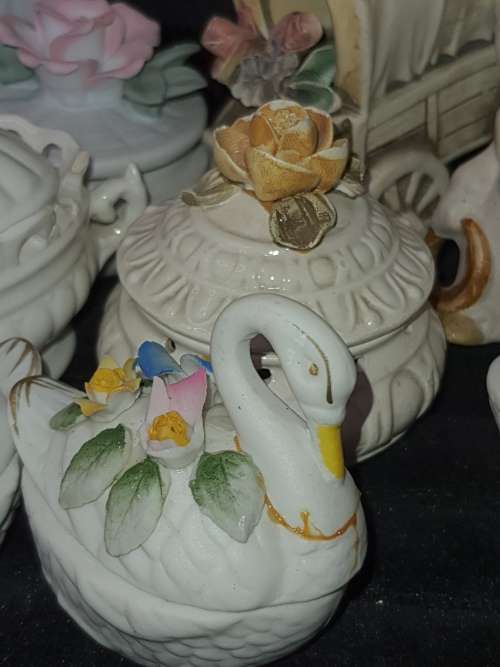 A VINTAGE COLLECTION JOBLOT CERAMIC AND PORCELAN FIGURINES AND ORNAMENTS SOLD AS IS