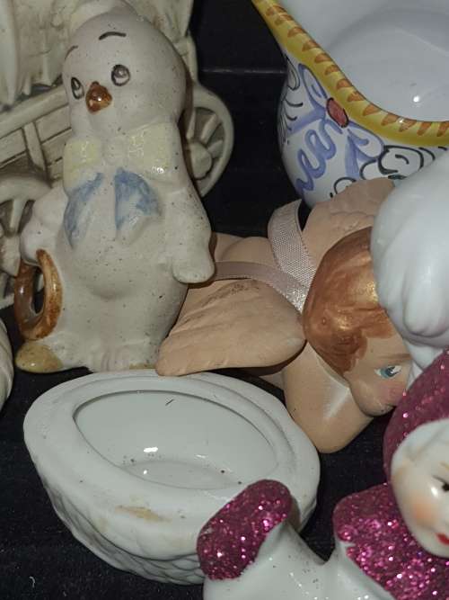 A VINTAGE COLLECTION JOBLOT CERAMIC AND PORCELAN FIGURINES AND ORNAMENTS SOLD AS IS