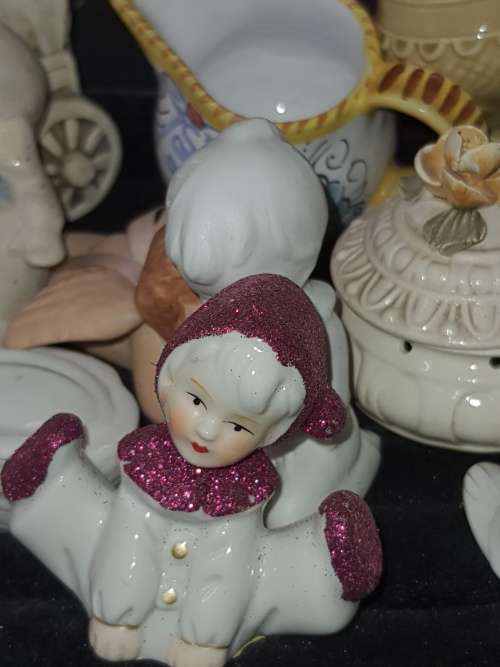 A VINTAGE COLLECTION JOBLOT CERAMIC AND PORCELAN FIGURINES AND ORNAMENTS SOLD AS IS