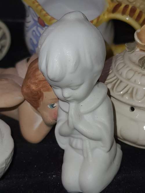 A VINTAGE COLLECTION JOBLOT CERAMIC AND PORCELAN FIGURINES AND ORNAMENTS SOLD AS IS