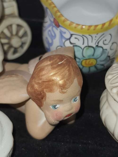 A VINTAGE COLLECTION JOBLOT CERAMIC AND PORCELAN FIGURINES AND ORNAMENTS SOLD AS IS