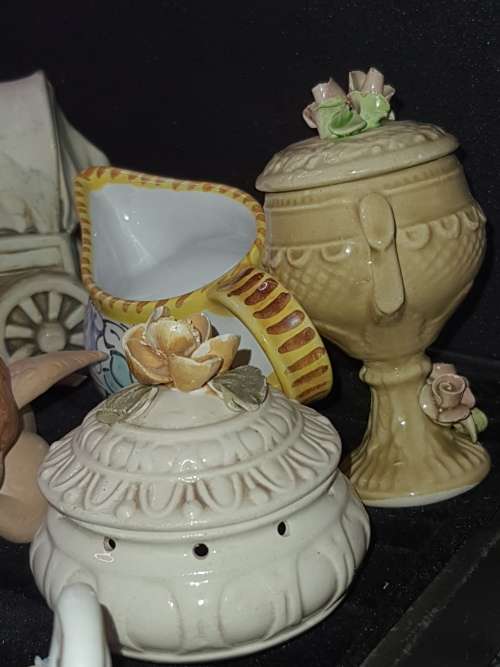 A VINTAGE COLLECTION JOBLOT CERAMIC AND PORCELAN FIGURINES AND ORNAMENTS SOLD AS IS
