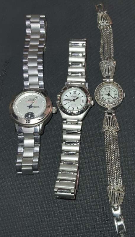 A VINTAGE COLLECTION QUALITY BRANDED WOMANS WATCHES SOLD AS IS NOT TESTED