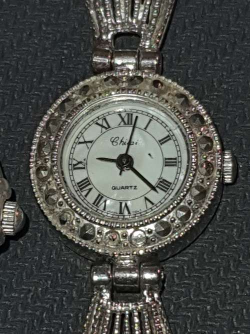 A VINTAGE COLLECTION QUALITY BRANDED WOMANS WATCHES SOLD AS IS NOT TESTED