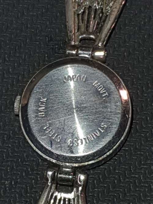 A VINTAGE COLLECTION QUALITY BRANDED WOMANS WATCHES SOLD AS IS NOT TESTED