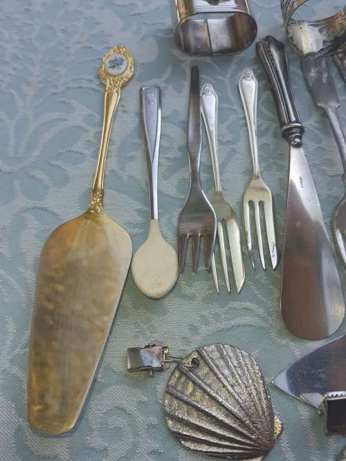 A BULK JOBLOT VINTAGE CUTLERY SOLD AS IS