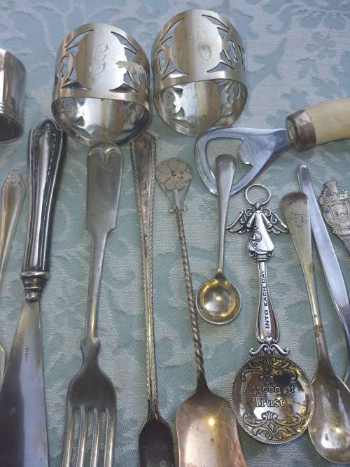 A BULK JOBLOT VINTAGE CUTLERY SOLD AS IS