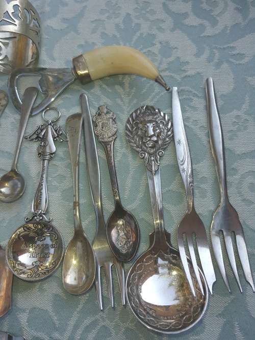 A BULK JOBLOT VINTAGE CUTLERY SOLD AS IS