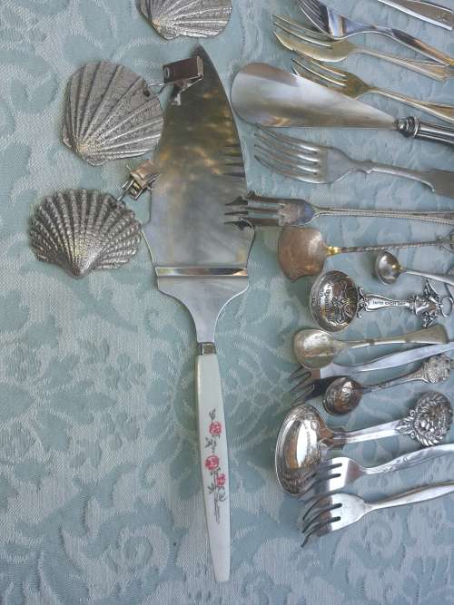 A BULK JOBLOT VINTAGE CUTLERY SOLD AS IS