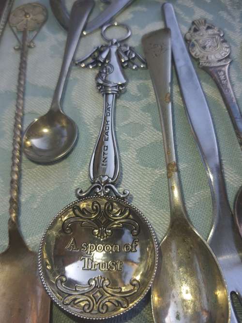 A BULK JOBLOT VINTAGE CUTLERY SOLD AS IS