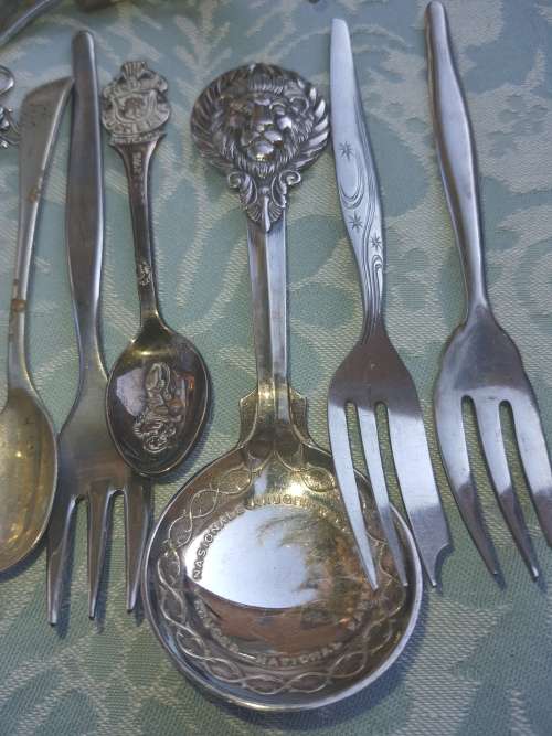 A BULK JOBLOT VINTAGE CUTLERY SOLD AS IS