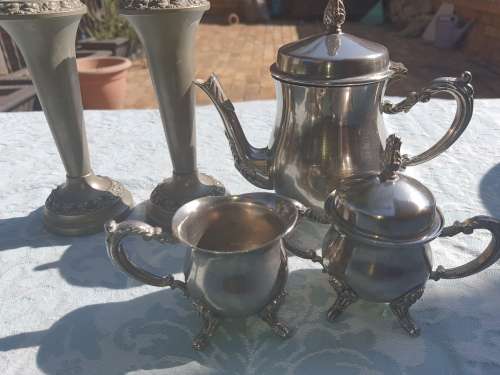 A COLLECTION OF VINTAGE UNTENSIL SOLD AS IS