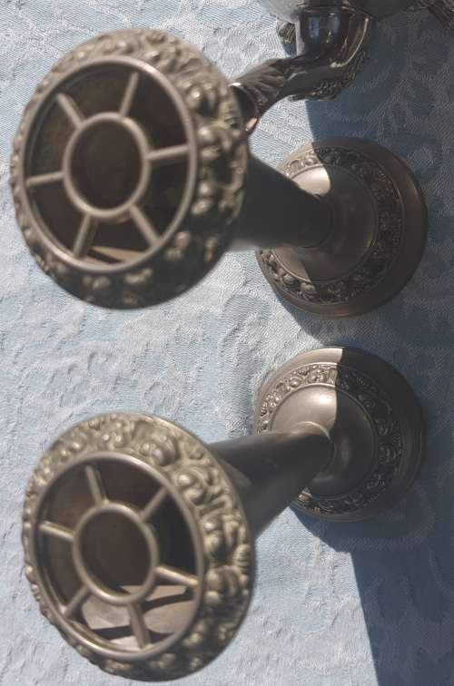 A COLLECTION OF VINTAGE UNTENSIL SOLD AS IS
