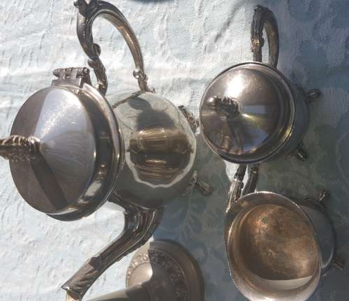 A COLLECTION OF VINTAGE UNTENSIL SOLD AS IS