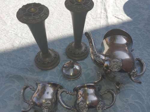 A COLLECTION OF VINTAGE UNTENSIL SOLD AS IS