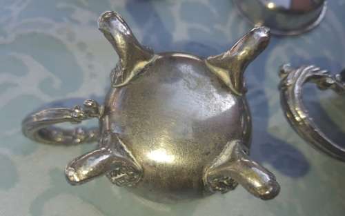 A COLLECTION OF VINTAGE UNTENSIL SOLD AS IS