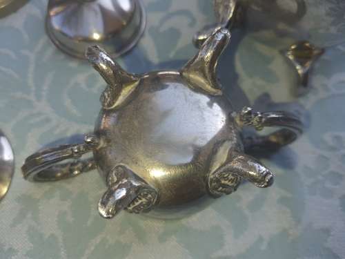 A COLLECTION OF VINTAGE UNTENSIL SOLD AS IS