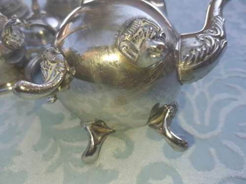 A COLLECTION OF VINTAGE UNTENSIL SOLD AS IS