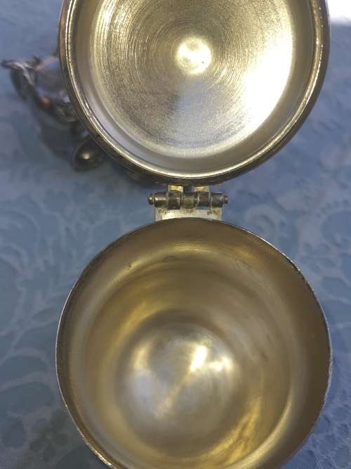 A COLLECTION OF VINTAGE UNTENSIL SOLD AS IS