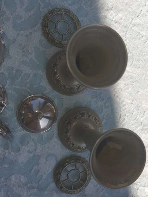 A COLLECTION OF VINTAGE UNTENSIL SOLD AS IS