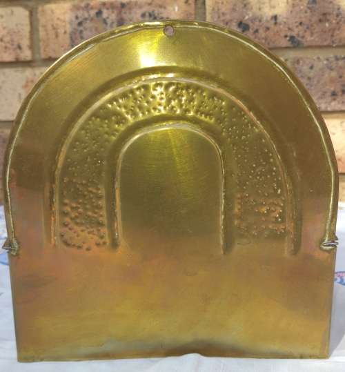 A VINTAGE BRASS DECORATIVE SALTS WALL MOUNT DISPENSOR