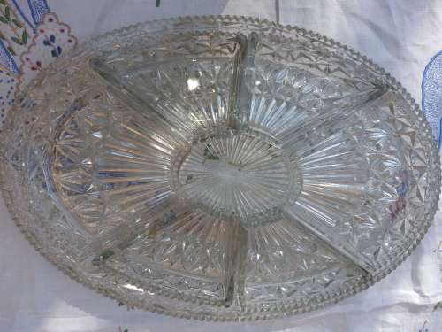 A VINTAGE CRYSTAL GLASS SERVING PLATTER
