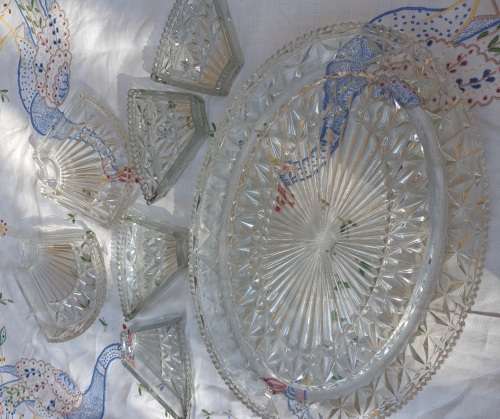 A VINTAGE CRYSTAL GLASS SERVING PLATTER