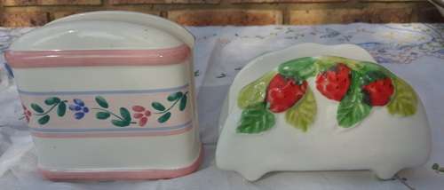 TWO VINTAGE PORCELAN CERAMIC SERVIETTE HOLDERS