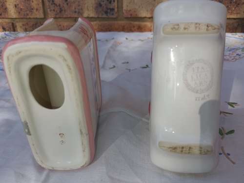 TWO VINTAGE PORCELAN CERAMIC SERVIETTE HOLDERS