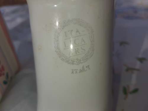 TWO VINTAGE PORCELAN CERAMIC SERVIETTE HOLDERS