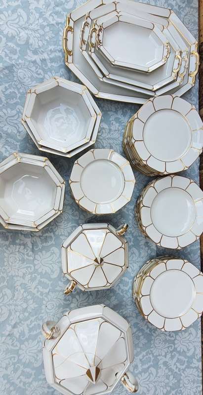 A COMPLETE BAVARIAN DINNER SET WITH GOLD TRIM IN GREAT CONDITION,