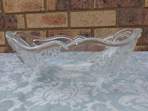 AN OVAL CRYSTAL GLASS SERVING BOWL IN MINT CONDITION SOLD AS IS