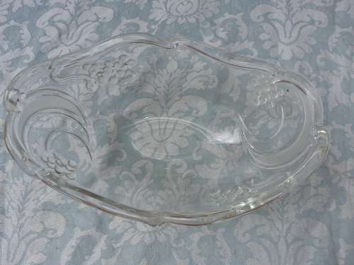 AN OVAL CRYSTAL GLASS SERVING BOWL IN MINT CONDITION SOLD AS IS
