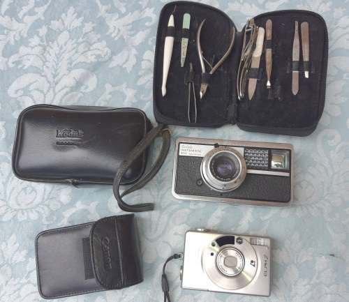 A VINTAGE COLLECTORS JOBLOT TWO CAMERAS AND A PEDICURE SET SOLD AS IS NOT TESTED