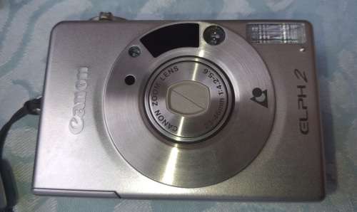 A VINTAGE COLLECTORS JOBLOT TWO CAMERAS AND A PEDICURE SET SOLD AS IS NOT TESTED